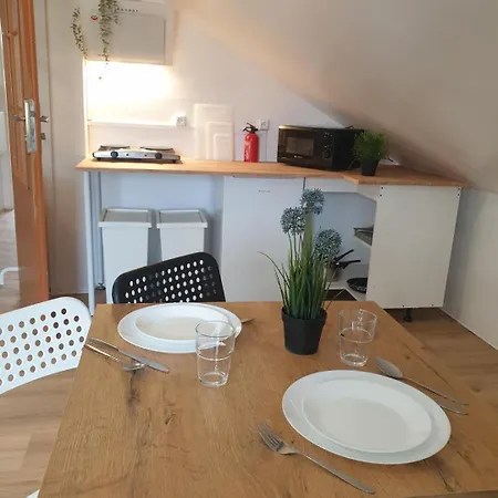 Ostello Hostello Airport - Przytulne Pokoje, Ogrod, Grill, W Pelni Wyposazona Kuchnia