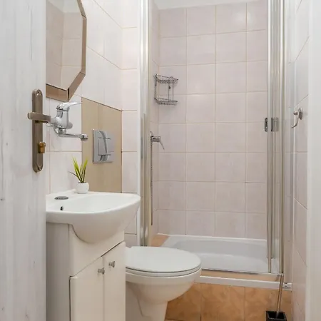 Hostello Airport - Przytulne Pokoje, Ogrod, Grill, W Pelni Wyposazona Kuchnia