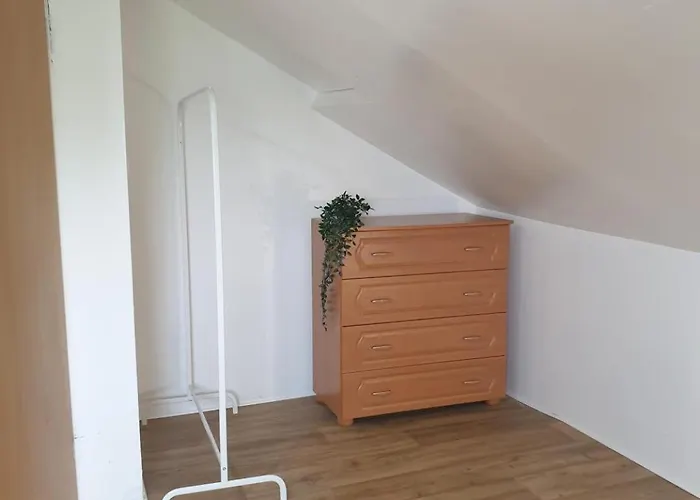 Hostel Hostello Airport - Przytulne Pokoje, Ogrod, Grill, W Pelni Wyposazona Kuchnia Vratislav