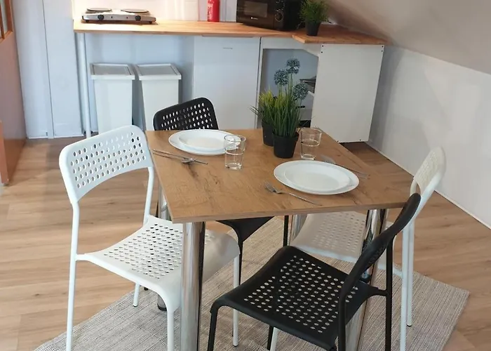 Hostello Airport - Przytulne Pokoje, Ogrod, Grill, W Pelni Wyposazona Kuchnia Vratislav