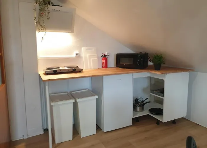 Hostello Airport - Przytulne Pokoje, Ogrod, Grill, W Pelni Wyposazona Kuchnia * Vratislav