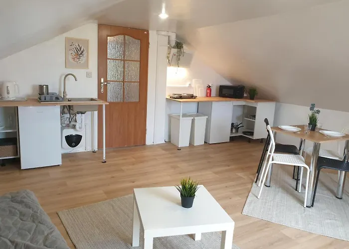 Hostel Hostello Airport - Przytulne Pokoje, Ogrod, Grill, W Pelni Wyposazona Kuchnia Vratislav