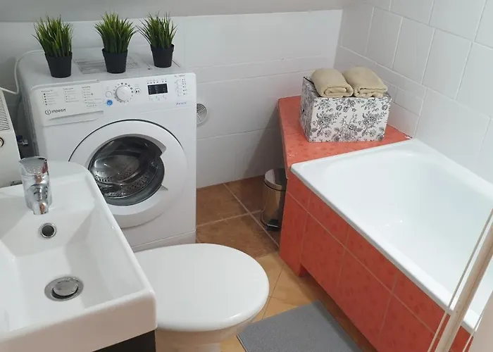 Hostello Airport - Przytulne Pokoje, Ogrod, Grill, W Pelni Wyposazona Kuchnia * Vratislav