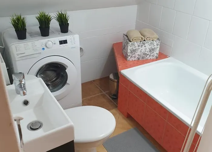 Hostello Airport - Przytulne Pokoje, Ogrod, Grill, W Pelni Wyposazona Kuchnia Hostel Vratislav