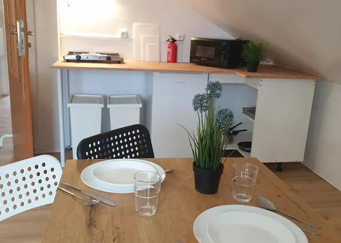 Hostel Hostello Airport - Przytulne Pokoje, Ogrod, Grill, W Pelni Wyposazona Kuchnia