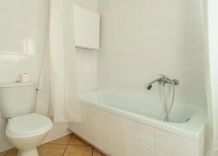 Hostello Airport - Przytulne Pokoje, Ogrod, Grill, W Pelni Wyposazona Kuchnia Hostel Vratislav