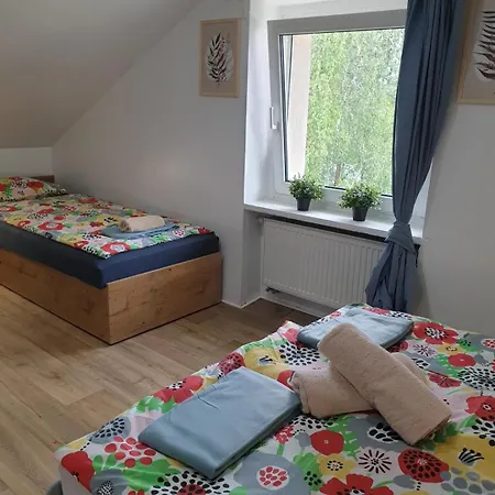 Hostel Hostello Airport - Przytulne Pokoje, Ogrod, Grill, W Pelni Wyposazona Kuchnia