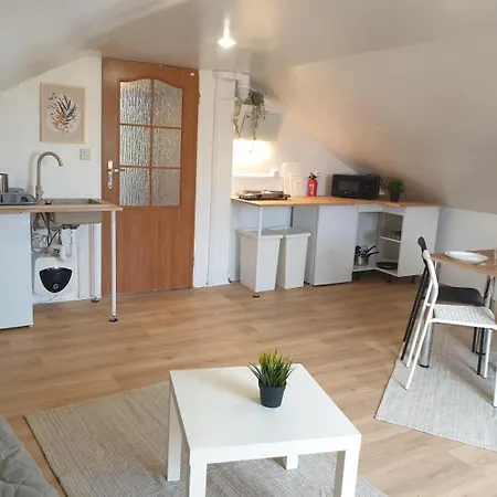 ホステル Hostello Airport - Przytulne Pokoje, Ogrod, Grill, W Pelni Wyposazona Kuchnia ヴロツワフ