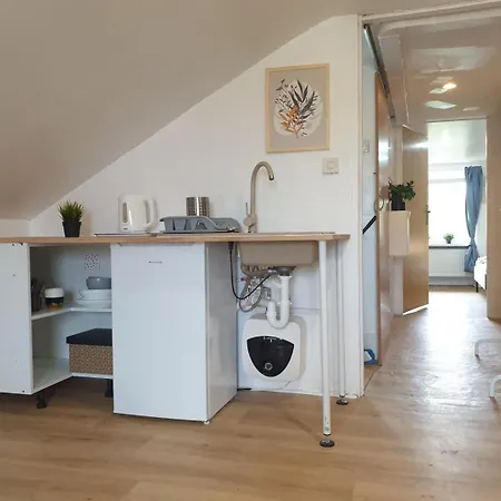 호스텔 Hostello Airport - Przytulne Pokoje, Ogrod, Grill, W Pelni Wyposazona Kuchnia