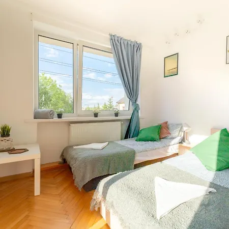 ホステル Hostello Airport - Przytulne Pokoje, Ogrod, Grill, W Pelni Wyposazona Kuchnia *