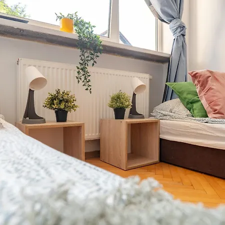 호스텔 Hostello Airport - Przytulne Pokoje, Ogrod, Grill, W Pelni Wyposazona Kuchnia