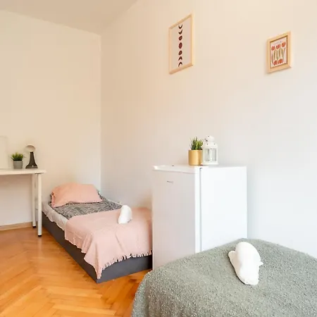 Hostello Airport - Przytulne Pokoje, Ogrod, Grill, W Pelni Wyposazona Kuchnia * ヴロツワフ