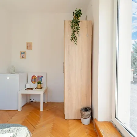 Hostello Airport - Przytulne Pokoje, Ogrod, Grill, W Pelni Wyposazona Kuchnia 호스텔 *